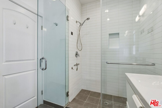 Building Photo - 3429 Edgehill Dr