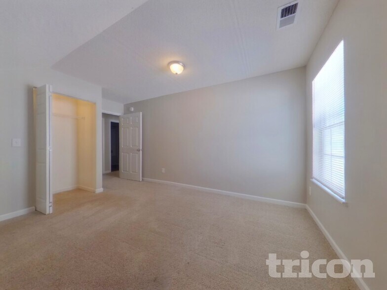 Building Photo - 2048 Lake Carolina Dr