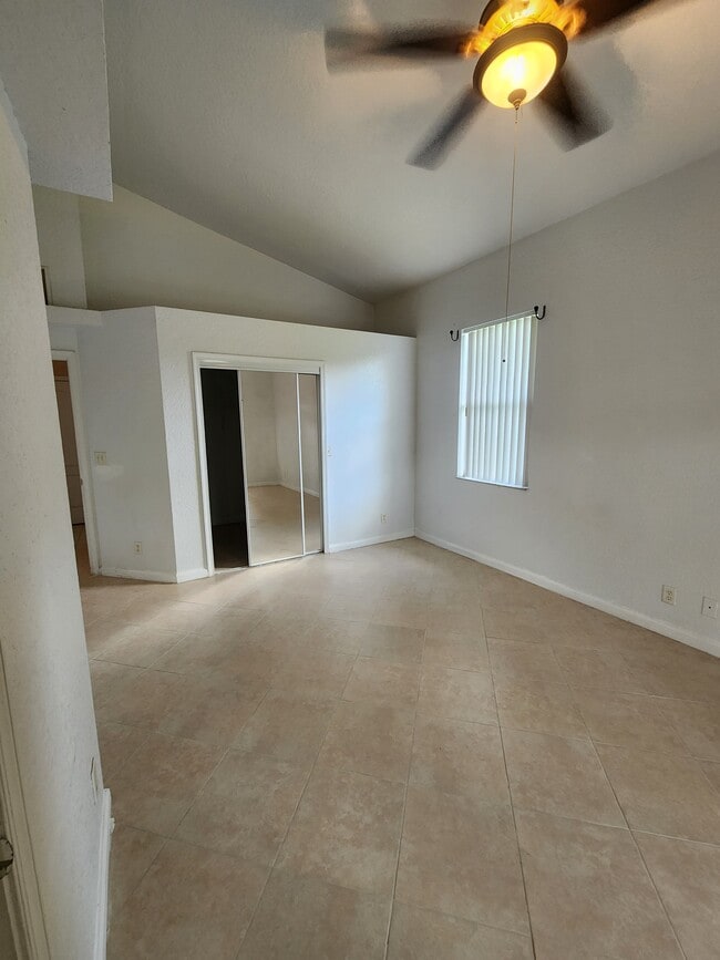 Building Photo - 442 SE 36th Terrace