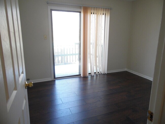 Building Photo - 4120 Victoria Way