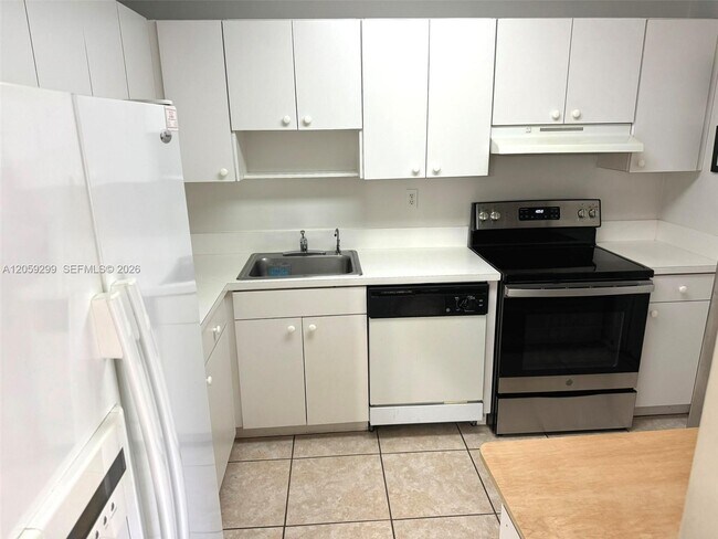 Building Photo - 7400 Miami Lakes Dr