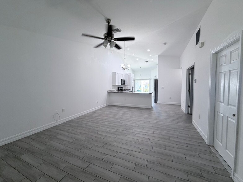 Building Photo - First Month's FREE !!! 2/2 plus Bonus Room