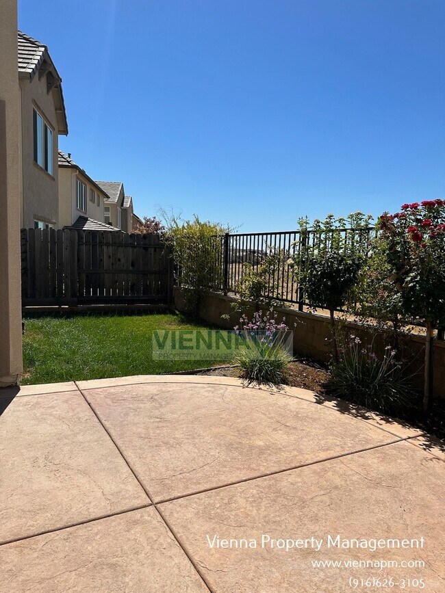 Building Photo - 1347 Larkspur Dr