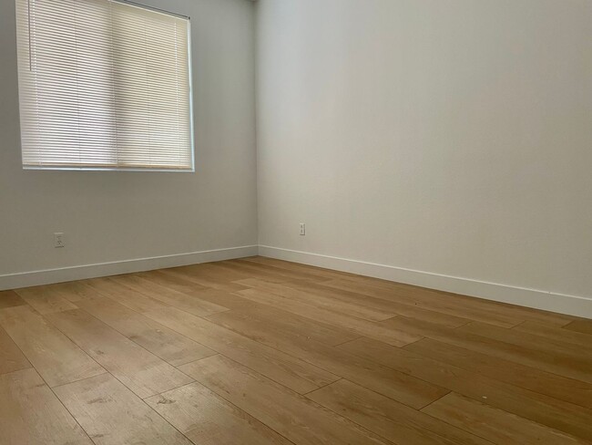 Building Photo - Spacious 6 Bedroom Home for Rent