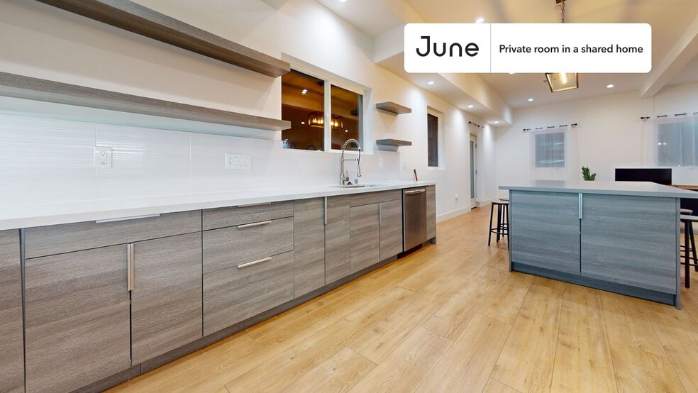 Building Photo - Private bedroom in 4 bed/4 bath Home