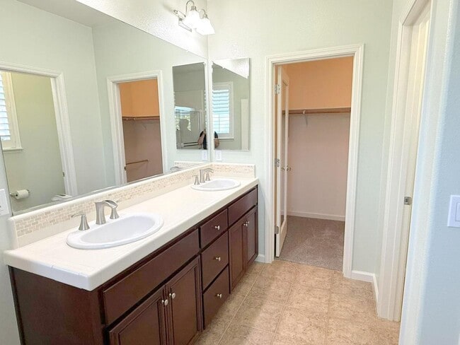 Building Photo - Modern End Unit Townhouse In Great Dublin ...