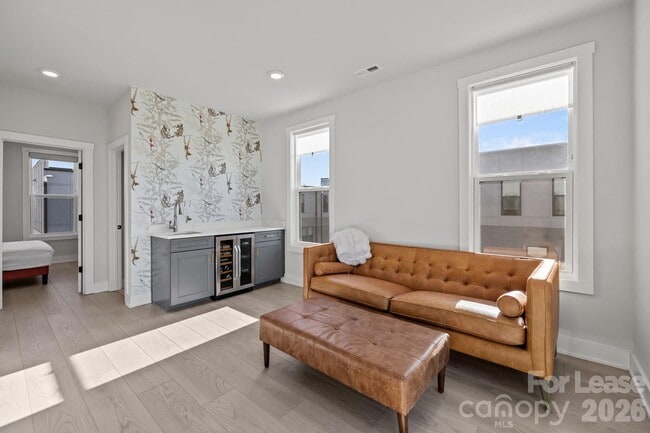 Building Photo - 1925 Dunavant St