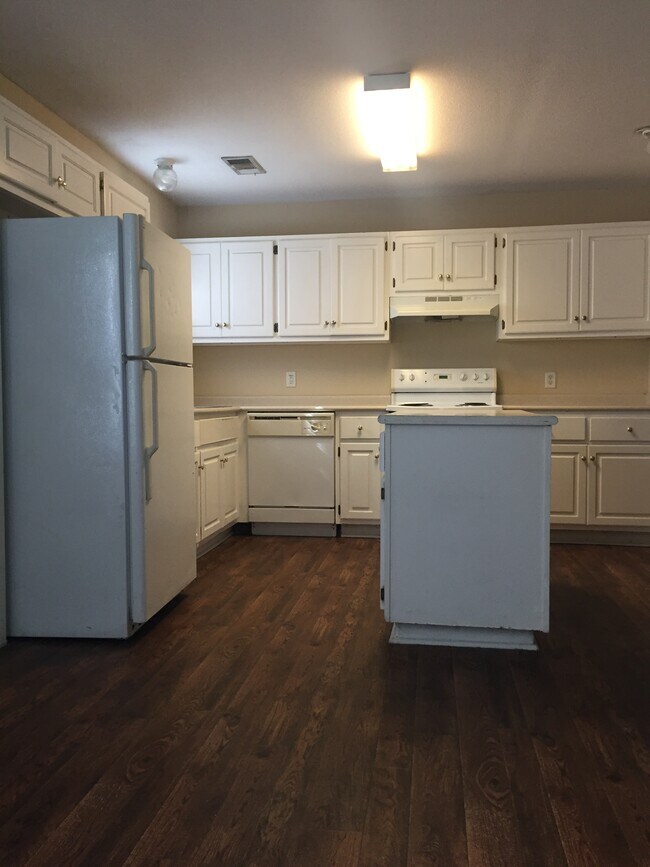 Building Photo - 5606 Landings Pkwy