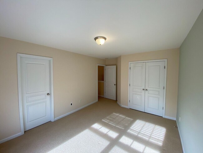 Building Photo - Move-in Ready 3 bed, 2.5 bath home located...