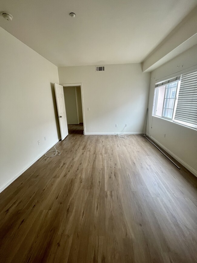 Building Photo - 3953 Riviera Dr