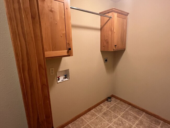 Building Photo - ***PRICE ADJUSTMENT - MOVE IN SPECIAL***