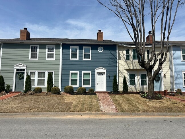 Building Photo - Well appointed 2 bed, 2.5 bath Townhouse Partial Utilities Included!
