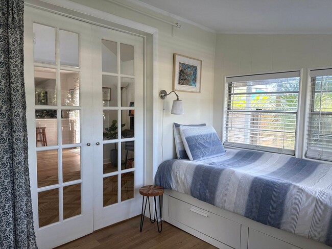 Building Photo - 2 Bedroom 2 Bath Annual Furnished Cottage ...