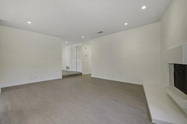 Building Photo - 312 N Alamo Dr