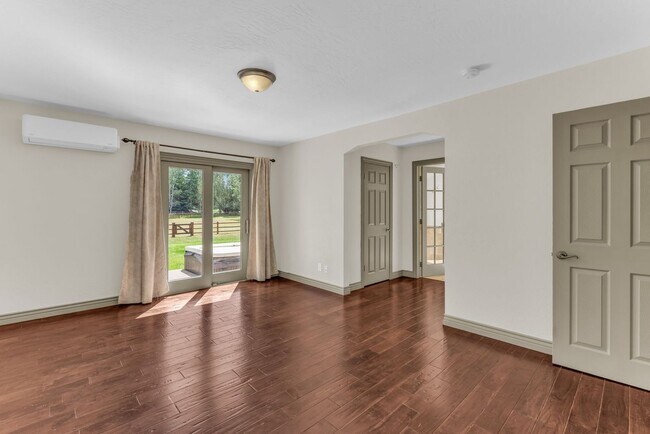 Building Photo - Holiday Ranchettes in Park Meadows