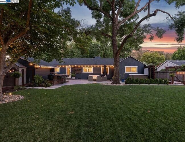 Building Photo - 161 Maiden Ln