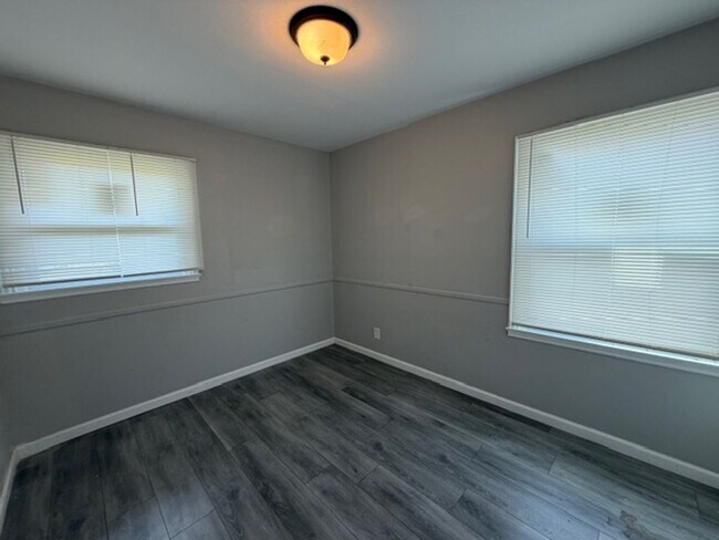 Building Photo - Lovely 3 Bedroom / 1 Bath for Rent - Section 8 Welcome