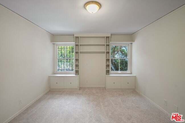 Building Photo - 9149 Hillsboro Dr