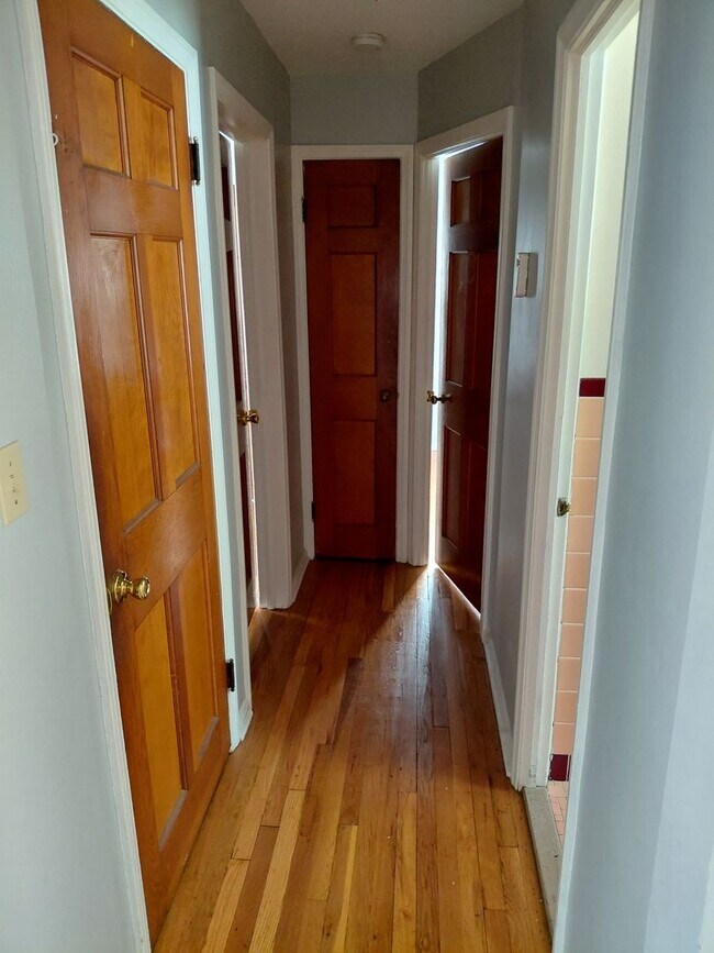 Building Photo - 4 bedroom, 2 full bath bungalow near Cedar and Warrensville