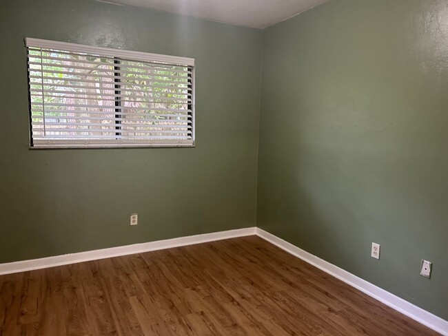 Building Photo - Updated GreenLeaf 2/1