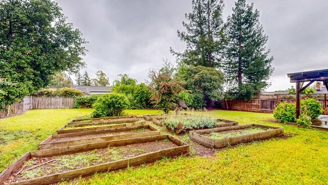 Building Photo - Bright and Beautiful 4 bedroom 2.5 Bath with large enclosed back yard and close proximity to Mari...