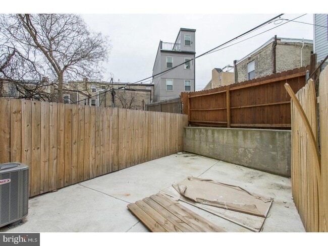 Building Photo - 1824 Poplar St