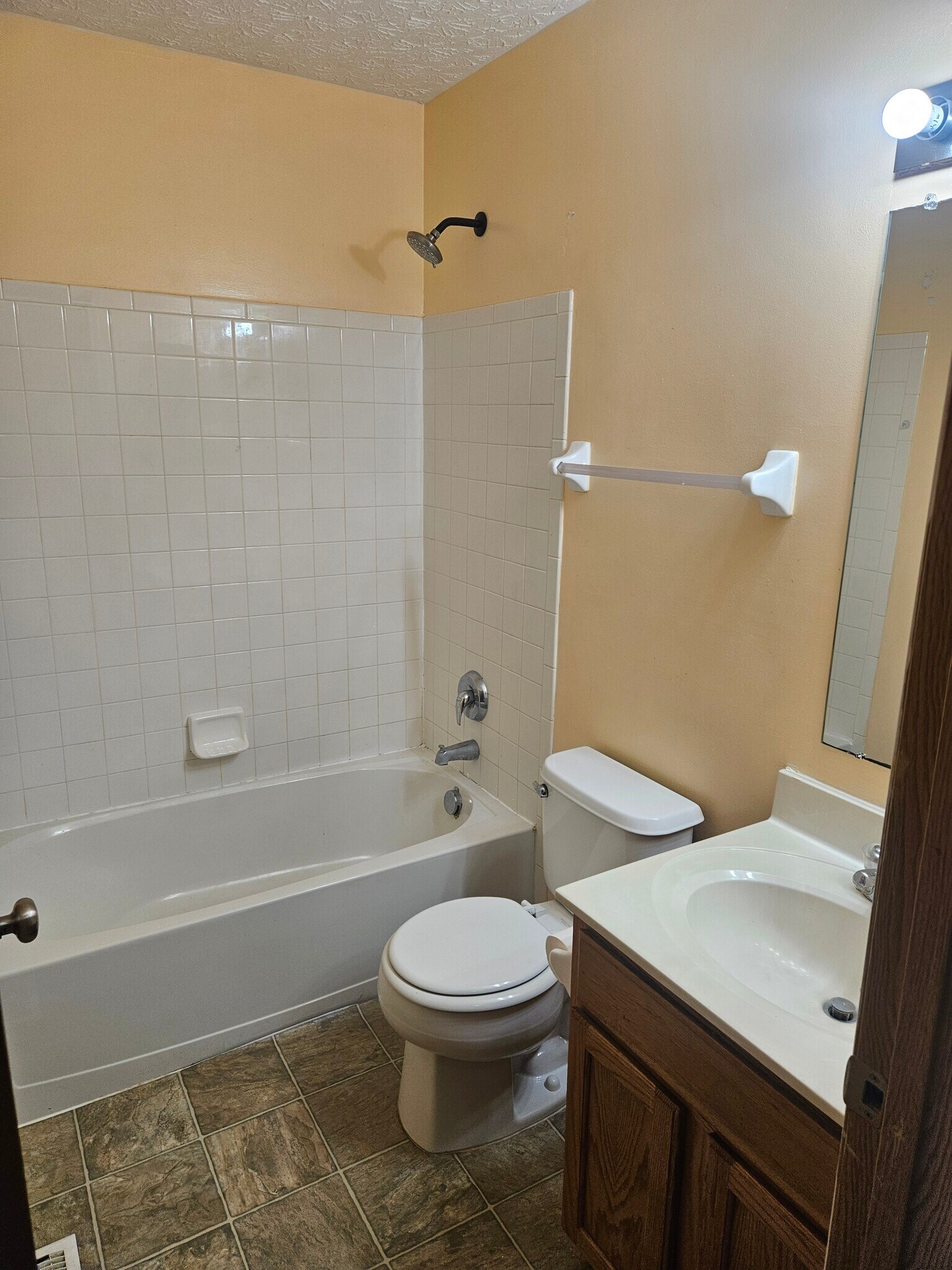 Hallway full bathroom, 2nd floor - 1606 Metcalfe Ave