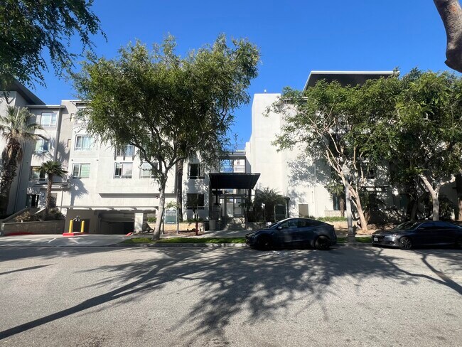 Building Photo - 6400 Crescent Park E