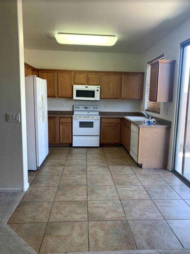 Building Photo - Spacious 3 Bed 2.5 Bath Home! Gated Commun...