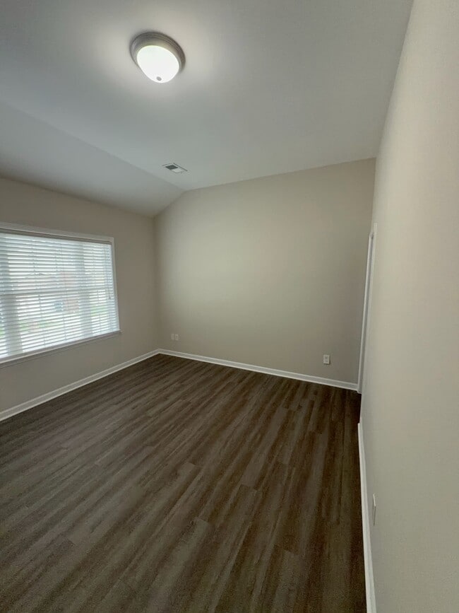 Building Photo - 650 Pippin Dr