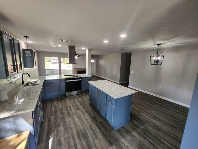 Building Photo - Move in ready. Fully remodeled