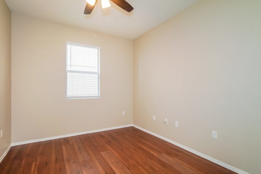 Building Photo - 1557 Regent Ct