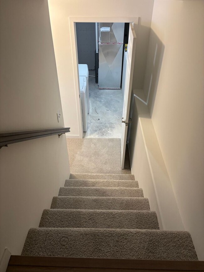 Building Photo - 3 Bed 3 Bath Townhome