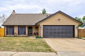 Building Photo - 816 N Briarcliff Dr