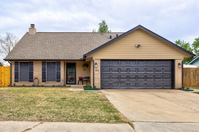 Primary Photo - 816 N Briarcliff Dr