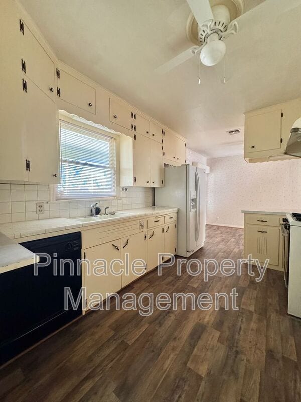 Building Photo - 2528 W Avenue N