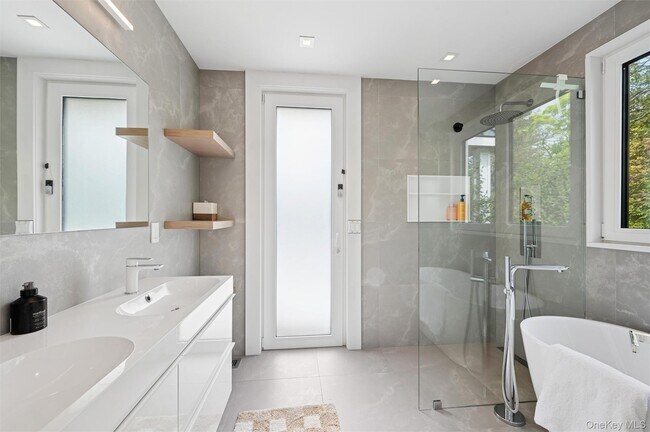 Building Photo - 28 Canoe Place Rd