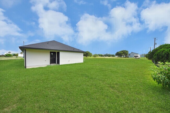 Building Photo - 688 Swallow Dr