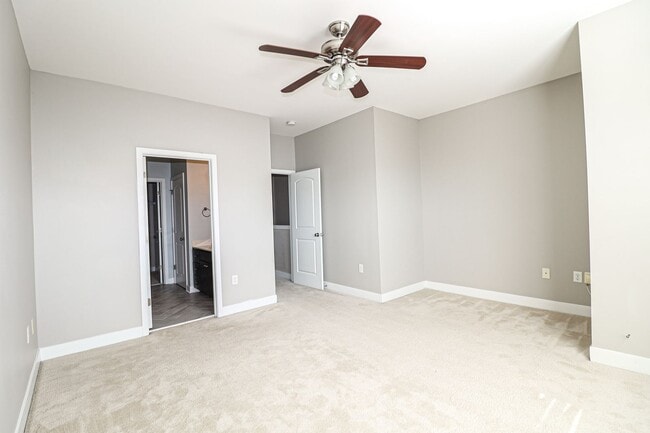 Building Photo - 3 story townhome with Uptown View