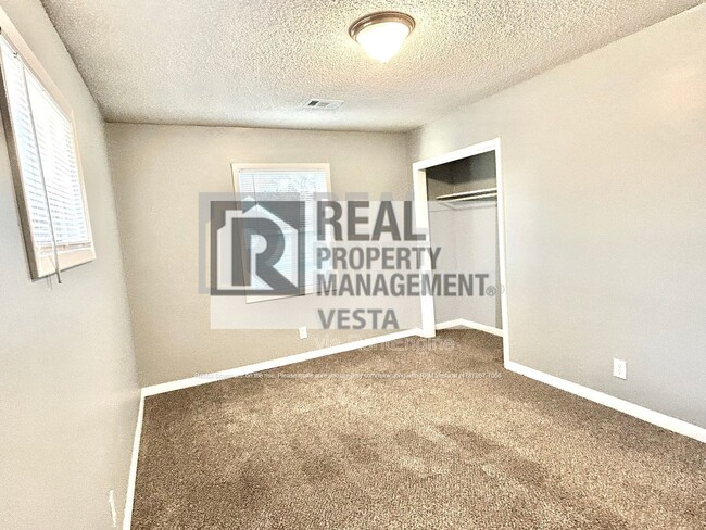 Building Photo - 2403 Groveland Cir N