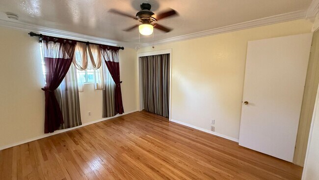 Building Photo - Must-See!!!  5-Bedroom Family Home with Large Yard & Prime Location in Visalia