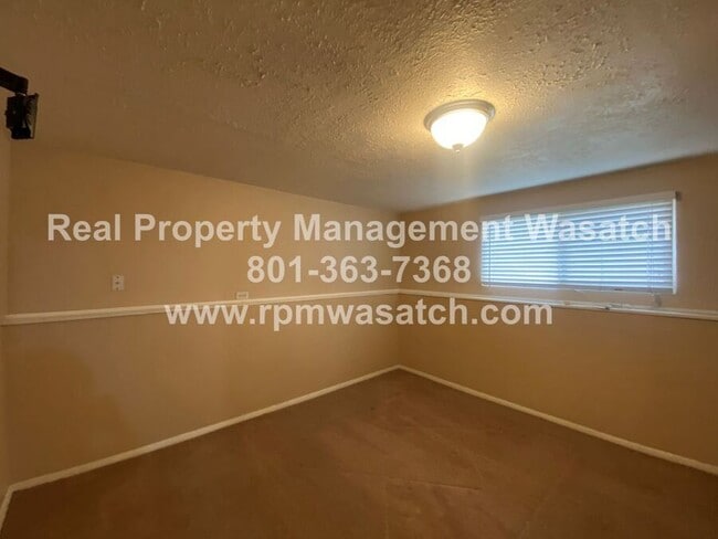 Building Photo - 1098 E Violet Cir