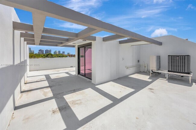 Building Photo - 2692 SW 25th Ave
