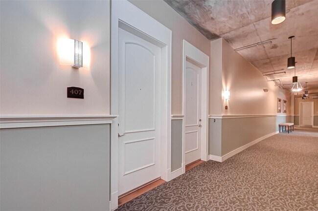 Building Photo - 1616 Fountain View Dr
