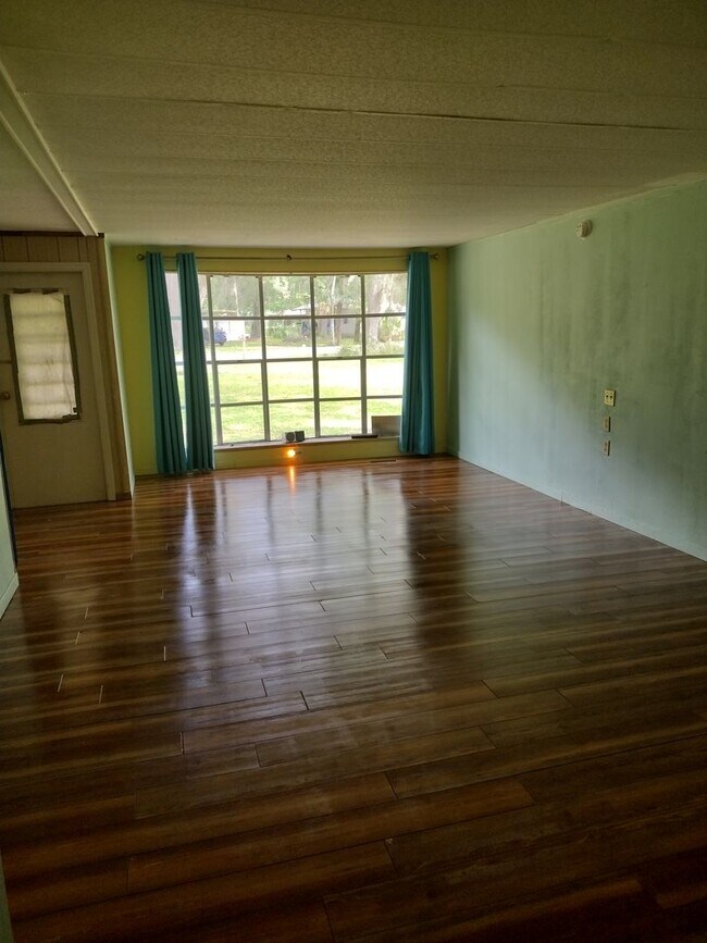 Building Photo - 2 bedroom 2 bathroom Lake House with a bonus room