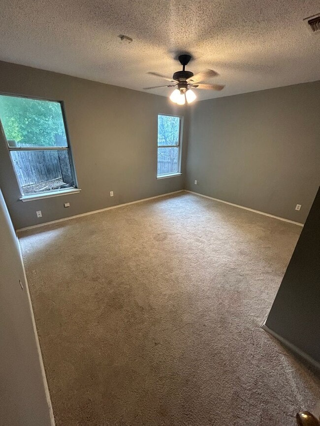 Building Photo - Ready to Move in... Do not miss this house...