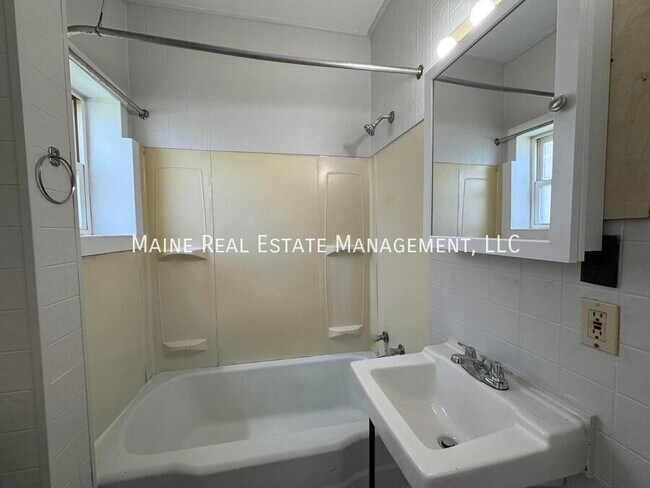 Building Photo - 172 College Ave