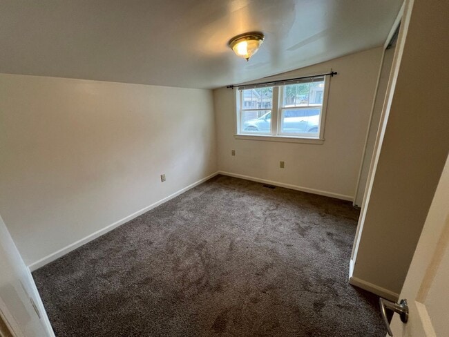 Building Photo - 1-2 Bedroom 1 Bath House with Garage, Newl...