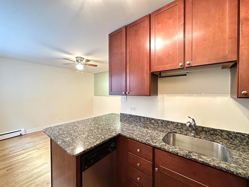 Building Photo - 650 W Wrightwood Ave