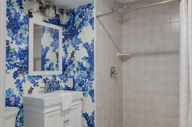 Building Photo - 2 Spring Hollow Rd